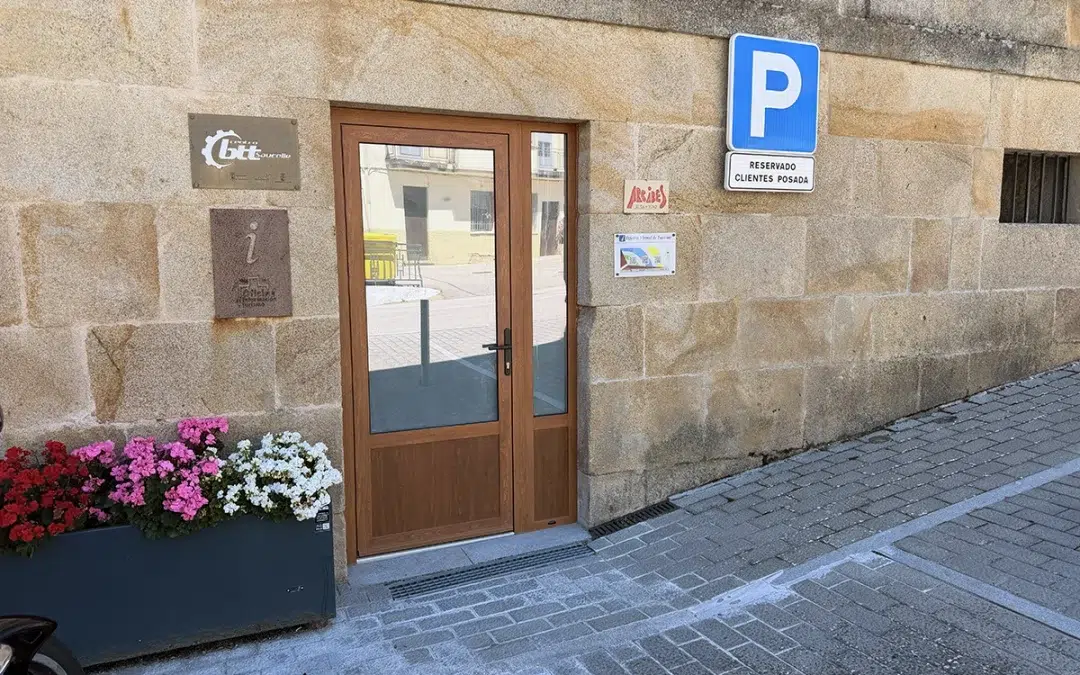 El Ayuntamiento de Saucelle renueva las puertas de acceso de la Posada Real