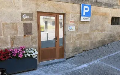 El Ayuntamiento de Saucelle renueva las puertas de acceso de la Posada Real